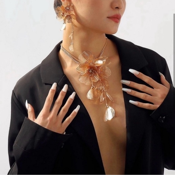 Piper Jewelry - Piper K Gold Floral Statement Necklace